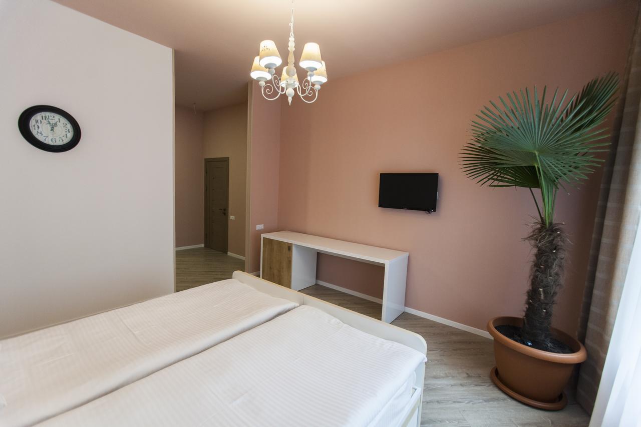 Holiday Hotel & Hostel Ереван Экстерьер фото