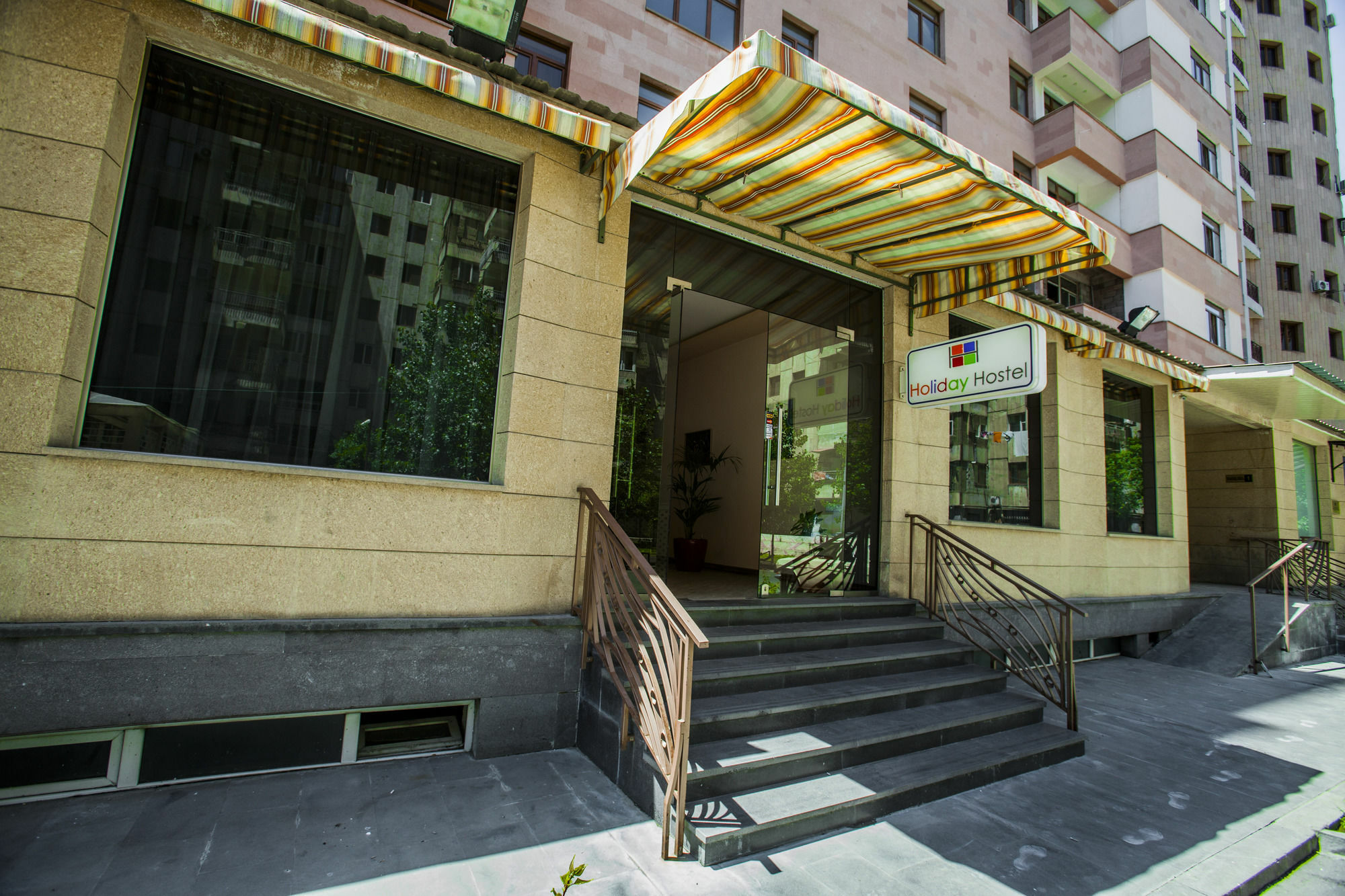 Holiday Hotel & Hostel Ереван Экстерьер фото